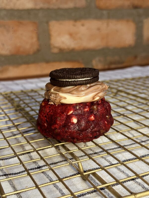 Red Velvet con Crema y Oreo